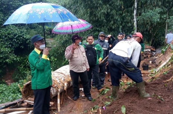 Hujan Deras Tidak Menyurutkan Baznas Untuk Berikan Bantuan ke Lokasi Longsor di Sukanagara