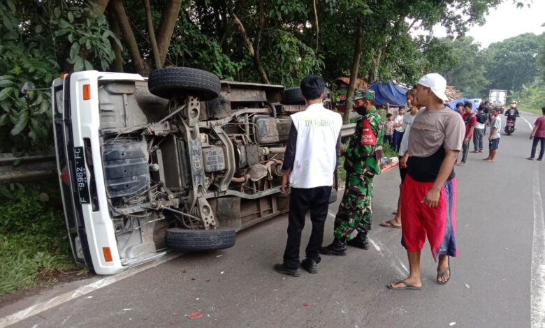 Kecelakaan, Ambulans Pembawa Jenazah Terguling di Cianjur