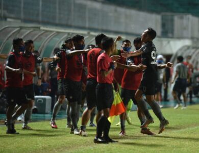 Hujan Gol di Babak Pertama, Persib Tekuk Persela dengan Gol Cepat!