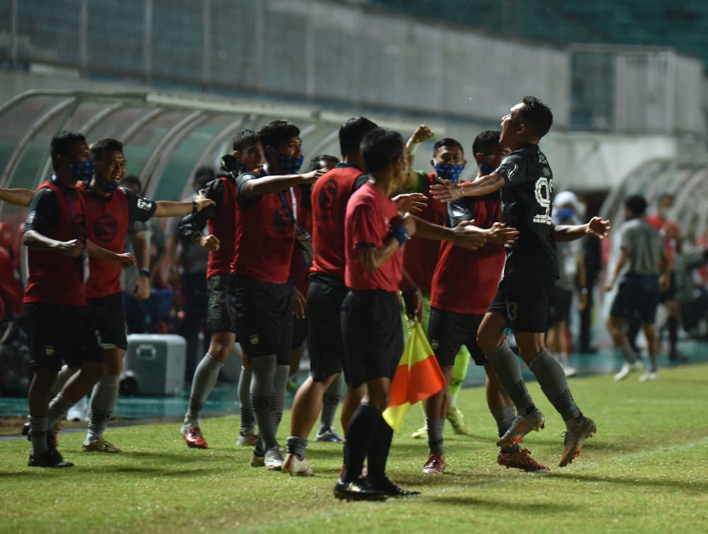 Hujan Gol di Babak Pertama, Persib Tekuk Persela dengan Gol Cepat!