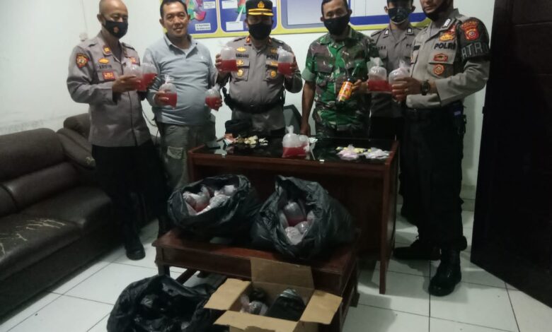 Tim Gabungan Polsek Cilaku Amankan Ratusan Butir Obat Daftar G dan Miras Oplosan