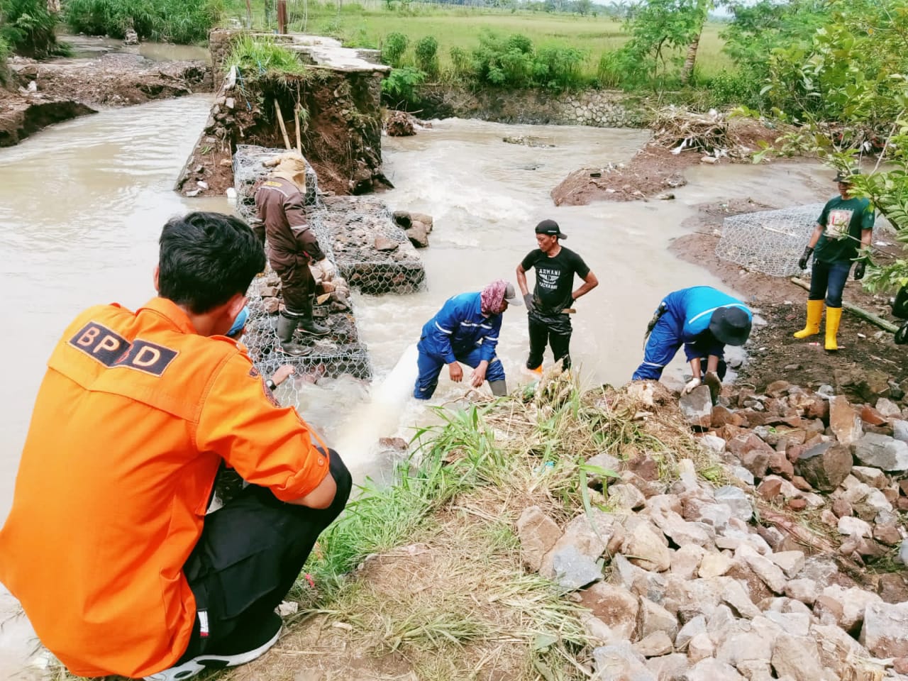 Banjir Rendam Tiga Desa di Cianjur, Irigasi Jebol Langsung Dipasangi Bronjong