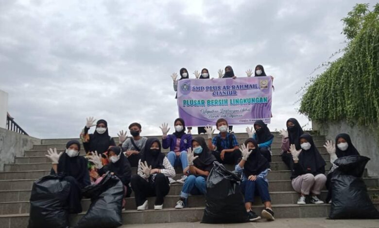 Peringati Hari Pahlawan, SMP Plus Ar-Rahmah Cianjur Bersih-bersih Lingkungan