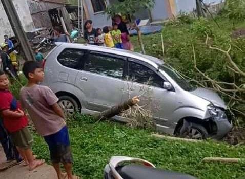 Kecelakaan Tunggal, Avanza Nyuksruk Masuk Sawah di Sukaluyu