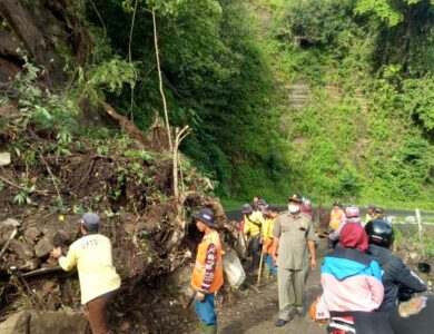 Tebing Setinggi 15 Meter Longsor di Tanggeung, Jalur Menuju Cianjur Dibuka Tutup