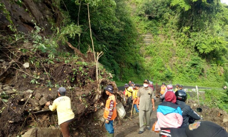 Tebing Setinggi 15 Meter Longsor di Tanggeung, Jalur Menuju Cianjur Dibuka Tutup