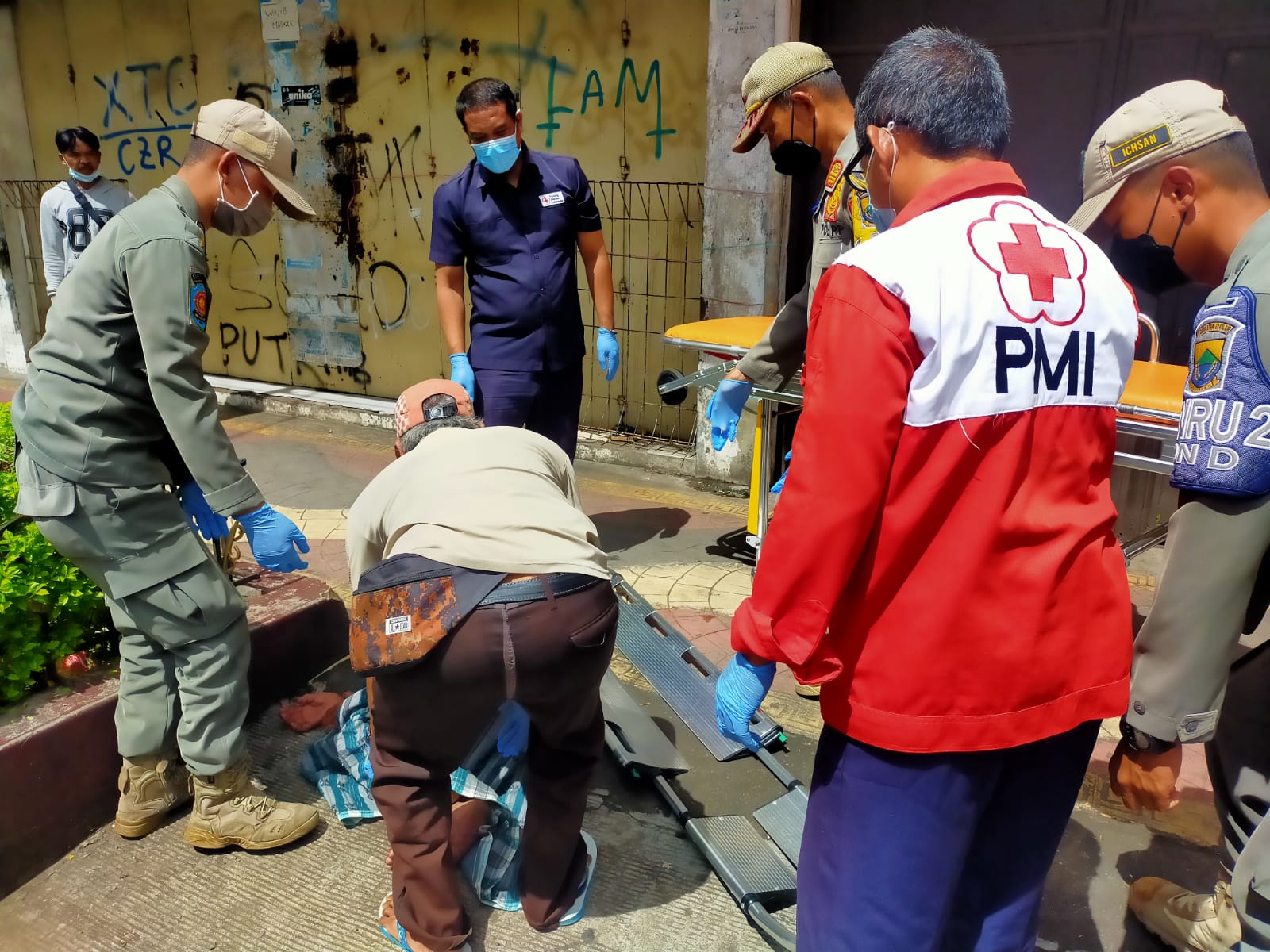 PMI Cianjur Selamatkan Lansia Terlantar di Emperan Toko, Kondisi Memprihatinkan!