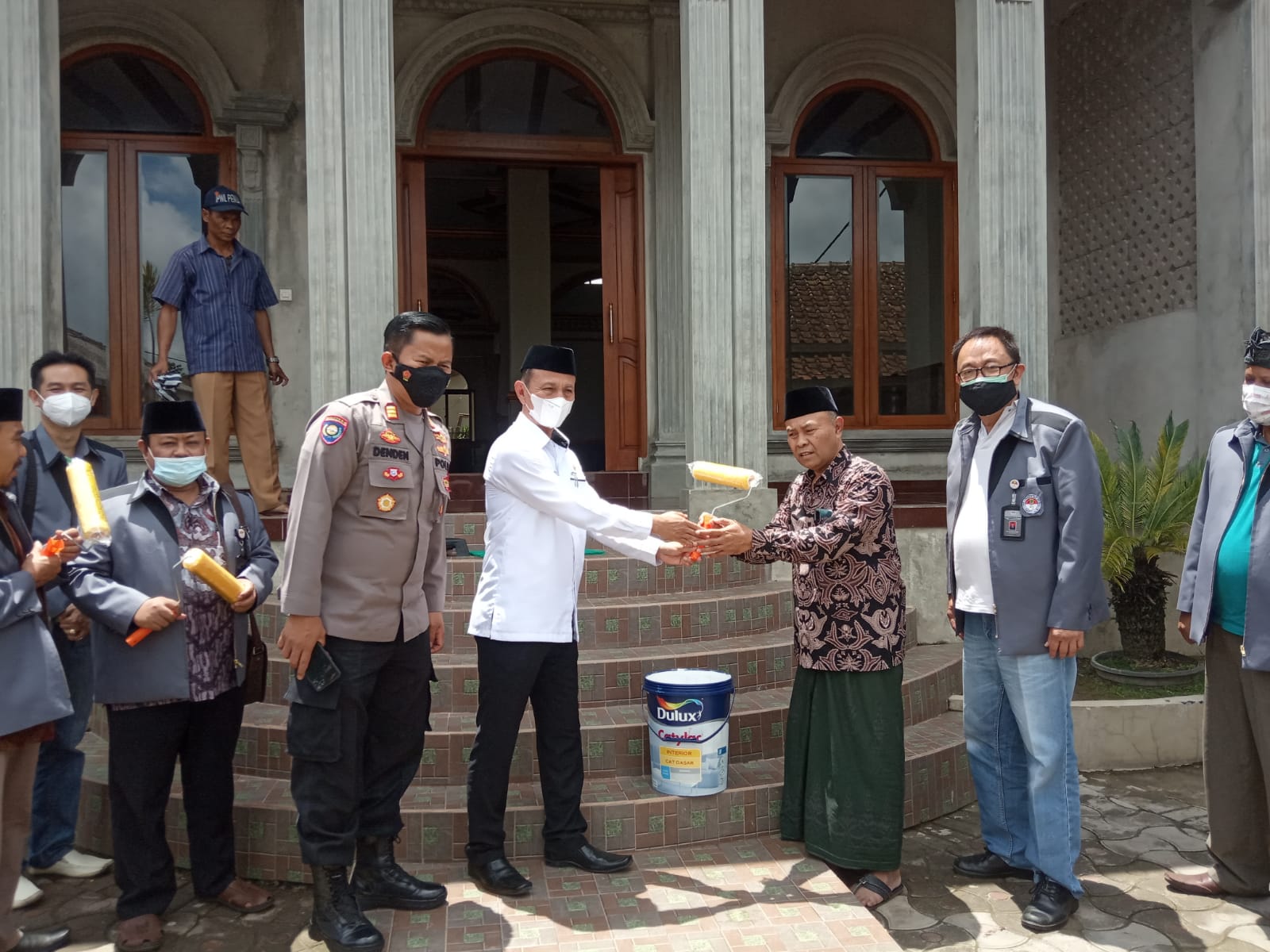 Hari Toleransi Internasional, FKUB Cianjur Berikan Bantuan Cat untuk Gereja dan Masjid