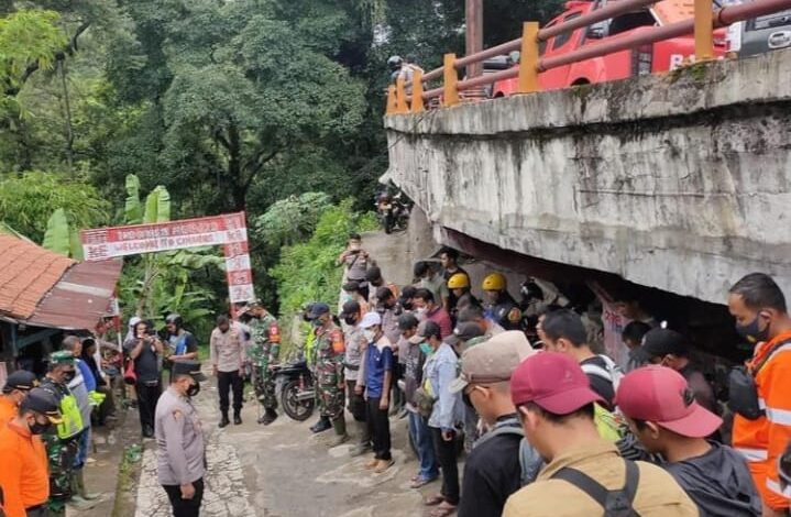 Seorang Pria Hilang Misterius di Cadas Pangeran, SAR Kerahkan 200 Personel dan Anjing Pelacak