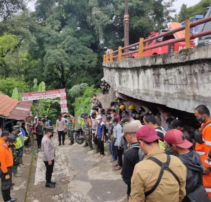 Seorang Pria Hilang Misterius di Cadas Pangeran, SAR Kerahkan 200 Personel dan Anjing Pelacak