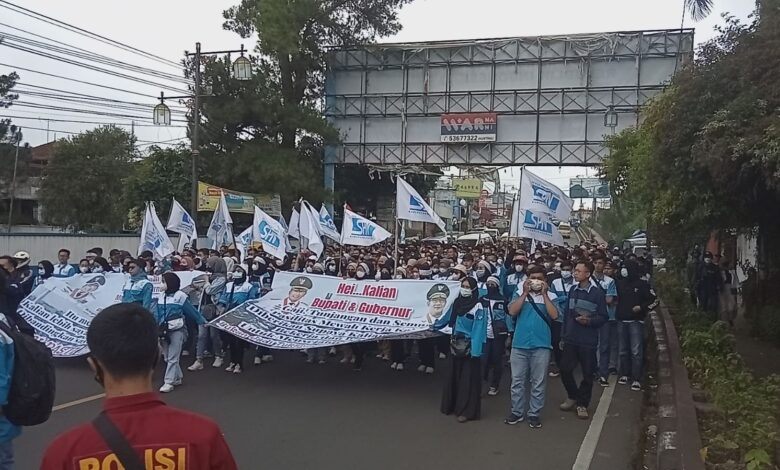 Massa Buruh Mulai Berdatangan Menuju Istana Presiden Cipanas