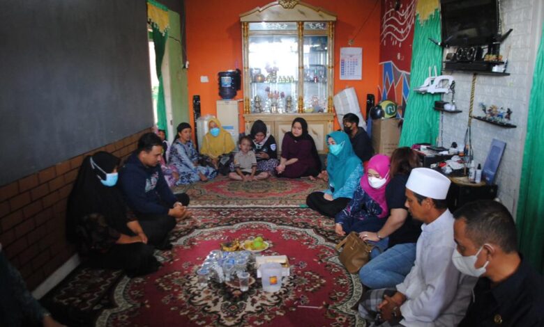 Istri Wagub Jabar Takziah ke Rumah Duka Almarhumah Sarah di Cianjur