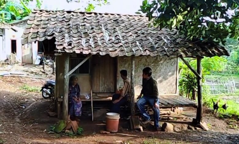 Cerita Nenek 90 Tahun Asal Ciranjang, Hidup Sebatang Kara Tinggal di Rumah Reyot