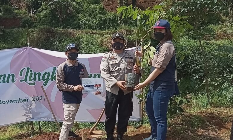 Hari Menanam Pohon, Bank Artha Graha Internasional Tanam Pohon Petai dan Matoa di Desa Ciputri