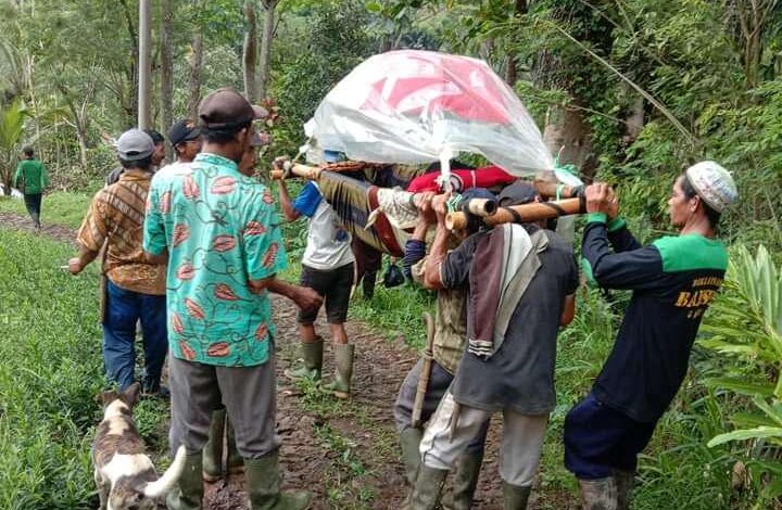 Viral! Cerita Warga Cidaun Tandu Orang Sakit dan Hamil Lewati Jalan Rusak