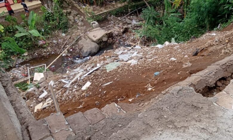 Hujan Deras, Warung Bakso dan Mobil Amblas ke Jurang Sedalam 10 Meter di Cianjur