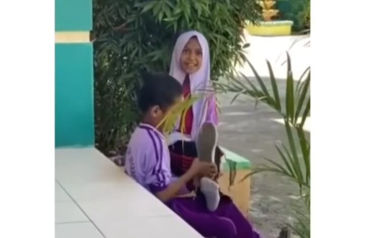 Viral! Kakak Beradik Ini Gantian Pakai Sepatu agar Bisa Sekolah