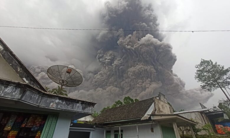 Gunung Semeru Meletus, 13 Orang Meninggal Dunia, Puluhan Korban Luka-luka