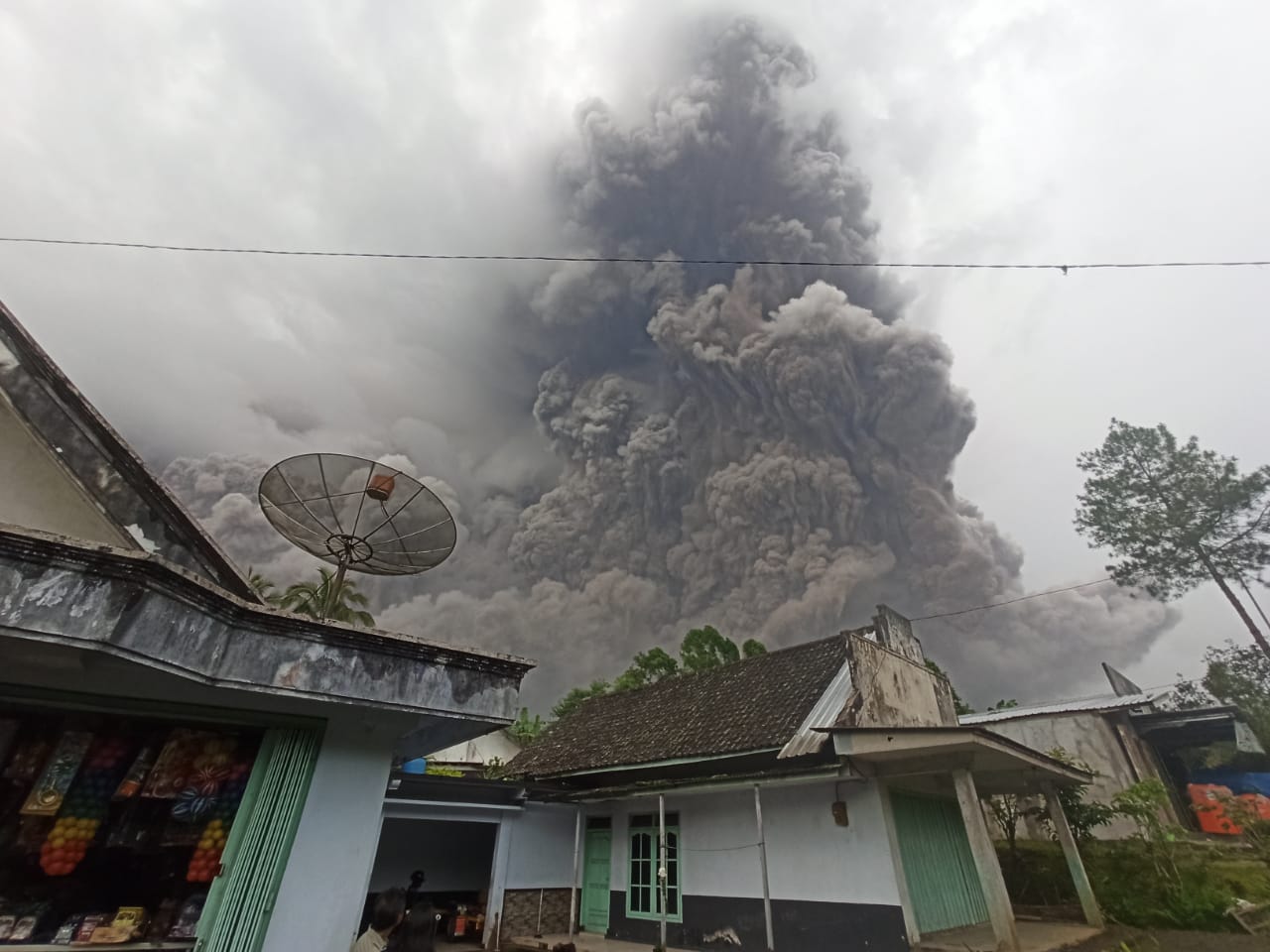 Gunung Semeru Meletus, 13 Orang Meninggal Dunia, Puluhan Korban Luka-luka