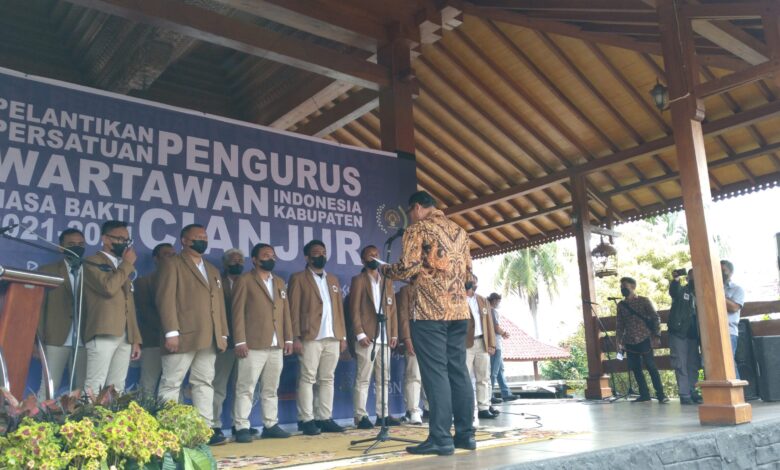 Pengurus Persatuan Wartawan Indonesia (PWI) Kabupaten Cianjur masa bakti 2021-2024 resmi dilantik di Pendopo Tumaritis, Sawah Gede, Kecamatan Cianjur, Kamis (27/1/2022).