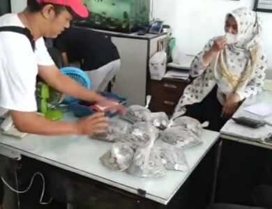 Beli Motor Pakai Uang Receh, Polisi di CIanjur Viral