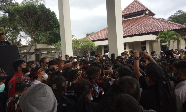 Ratusan Masyarakat Cianjur Tuntut Arteria Dahlan Dipecat dari PDIP