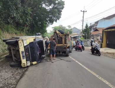 Mobil Box Terguling di Ciranjang Usai Hantam Pantat Minibus