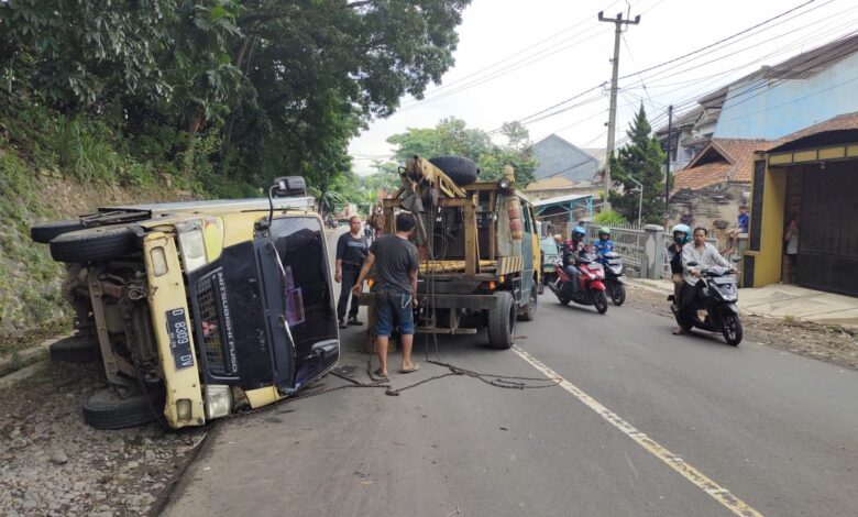 Mobil Box Terguling di Ciranjang Usai Hantam Pantat Minibus