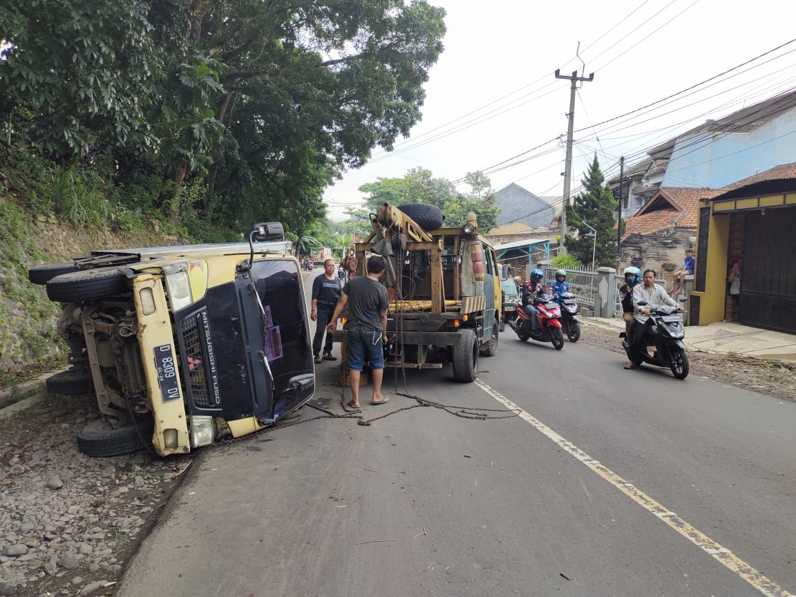 Mobil Box Terguling di Ciranjang Usai Hantam Pantat Minibus