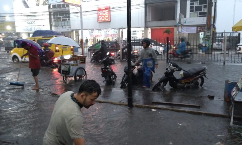 Jalan Raya Cipanas Banjir akibat Air Drainase Meluap