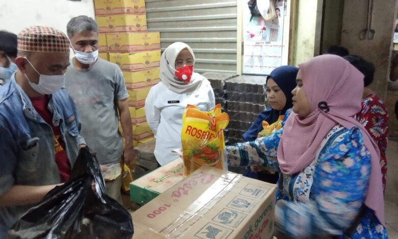 Warga Serbu Minyak Goreng Murah di Pasar Cipanas