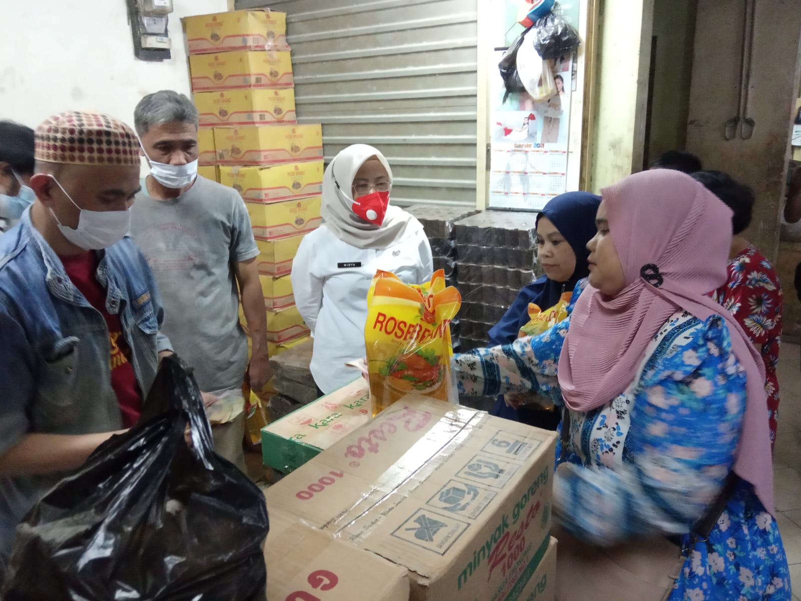 Warga Serbu Minyak Goreng Murah di Pasar Cipanas