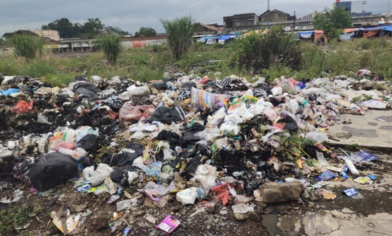 Sampah Menggunung di Lahan Bekas Pasar Ciranjang