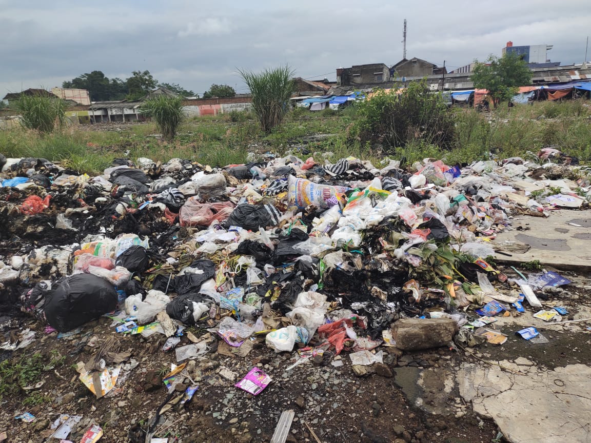 Sampah Menggunung di Lahan Bekas Pasar Ciranjang