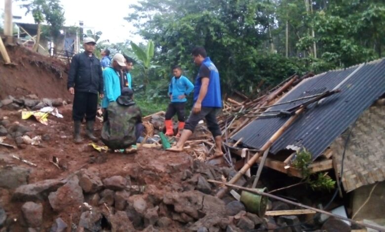 Satu Keluarga Tertimbun Longsor di Sukaresmi, Dua Orang Tewas