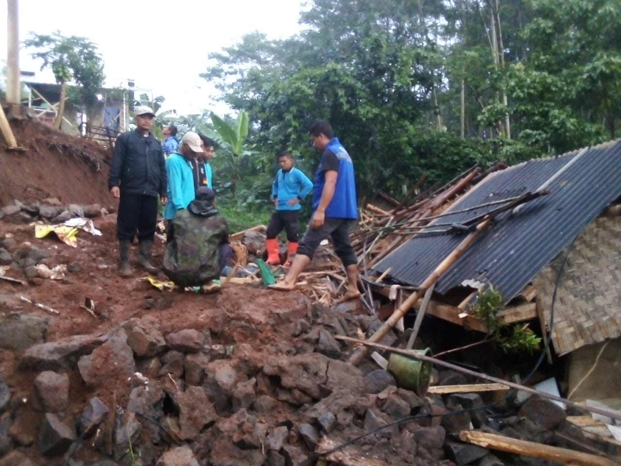 Satu Keluarga Tertimbun Longsor di Sukaresmi, Dua Orang Tewas