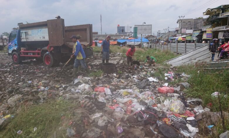 Sampah Menumpuk di Lahan Bekas Pasar Ciranjang Akhirnya Dibersihkan