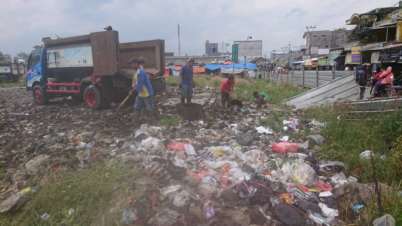 Sampah Menumpuk di Lahan Bekas Pasar Ciranjang Akhirnya Dibersihkan