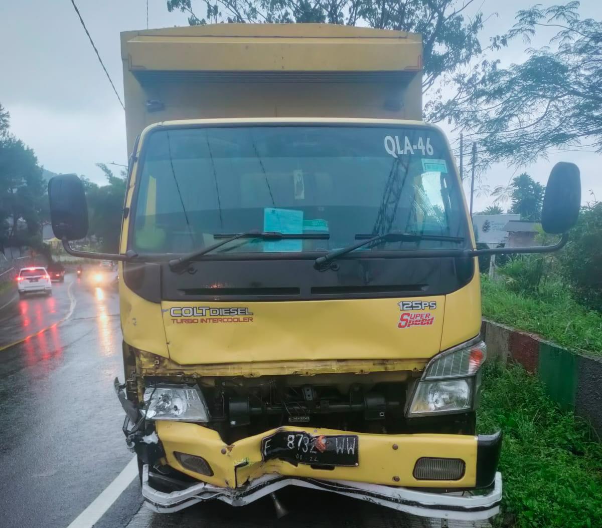 Grandmax dan Truk Tabrakan di Puncak Cipanas, Tiga Orang Luka-luka