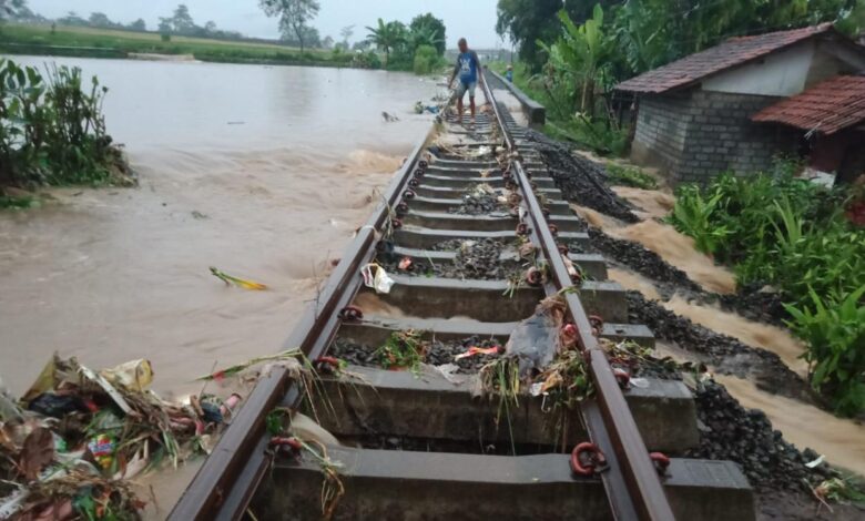 Dua Perjalanan KA Siliwangi Batal, Akibat Gogosan Rel Kereta