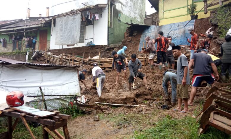 Longsor Jebol Tembok dan Timbun 2 Rumah Warga di Cipanas