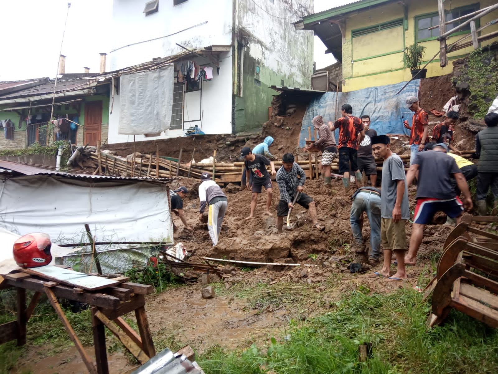 Longsor Jebol Tembok dan Timbun 2 Rumah Warga di Cipanas