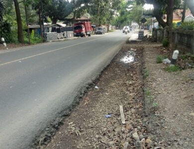 Proyek Pelebaran Jalan Cianjur-Warungkondang Mangkrak