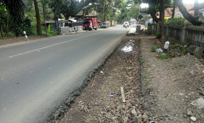 Proyek Pelebaran Jalan Cianjur-Warungkondang Mangkrak