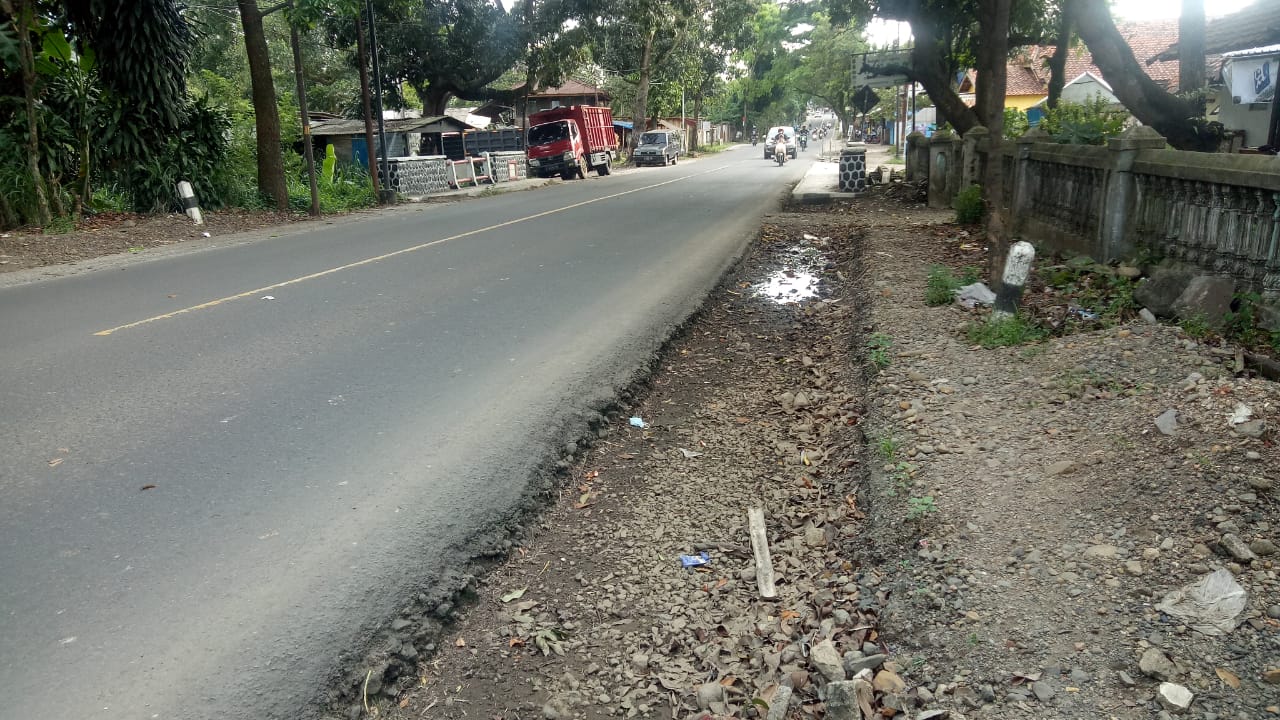 Proyek Pelebaran Jalan Cianjur-Warungkondang Mangkrak