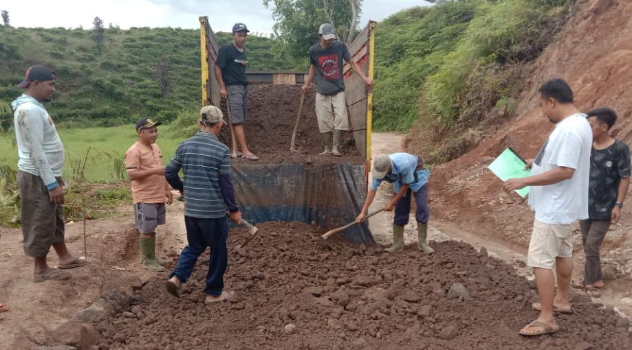 Perbaiki Jalan Rusak, Ratusan Sopir di Takokak Kompak Iuran