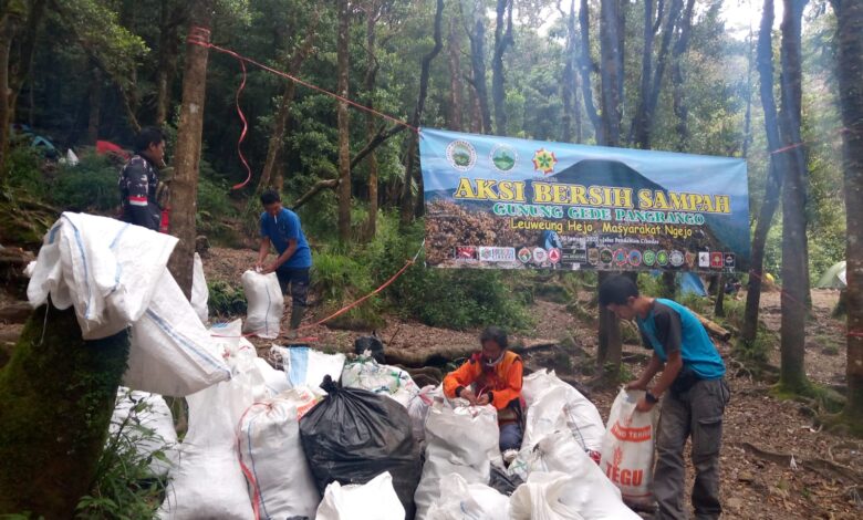 Relawan TNGGP Angkut 908 Kilogram Sampah di Dua Jalur Pendakian