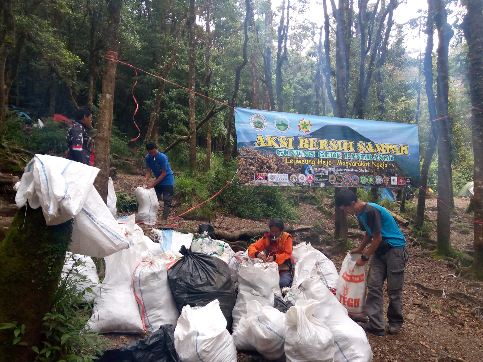 Relawan TNGGP Angkut 908 Kilogram Sampah di Dua Jalur Pendakian