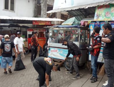Pemuda Pancasila PAC CIpanas bersama UPTD Pasar Bebersih