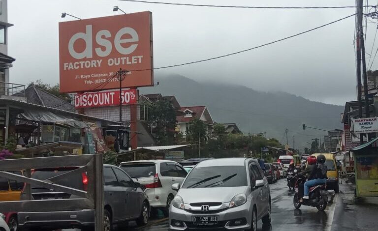 Jalur Puncak-Cianjur Terpantau Ramai pada Sabtu Petang